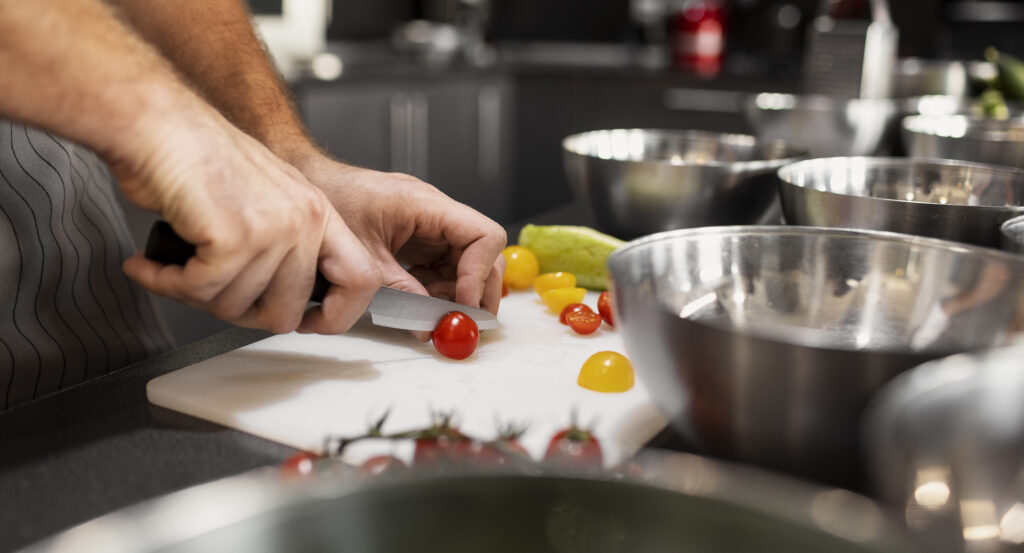 chef-profesional-preparando-comida-en-la-cocina